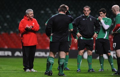 06.11.09 - Wales Rugby Captains Run - Wales head coach Warren Gatland makes a point during training. 