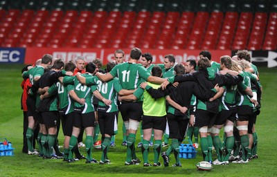 06.11.09 - Wales Rugby Captains Run - Warren Gatland talks to his players in a huddle during training. 