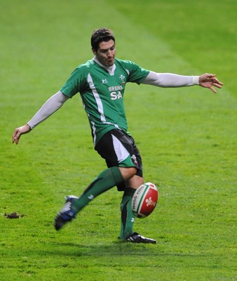 06.11.09 - Wales Rugby Captains Run - James Hook clears during training. 