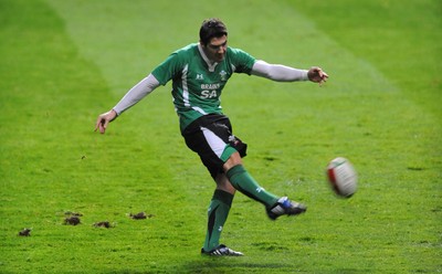 06.11.09 - Wales Rugby Captains Run - James Hook clears during training. 