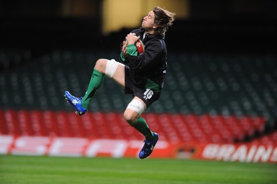 06.11.09 - Wales Rugby Captains Run - Ryan Jones takes high ball during training. 