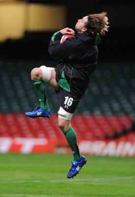 06.11.09 - Wales Rugby Captains Run - Ryan Jones takes high ball during training. 