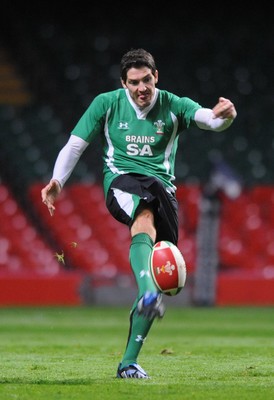 06.11.09 - Wales Rugby Captains Run - James Hook clears during training. 