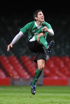 06.11.09 - Wales Rugby Captains Run - James Hook clears during training. 