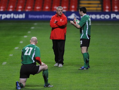 06.11.09 - Wales Rugby Captains Run - Wales head coach Warren Gatland talks to Stephen Jones during training. 