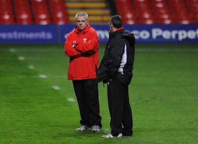 06.11.09 - Wales Rugby Captains Run - Wales head coach Warren Gatland talks to backs coach Rob Howley during training. 
