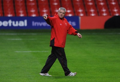 06.11.09 - Wales Rugby Captains Run - Wales head coach Warren Gatland makes a point during training. 