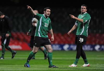 06.11.09 - Wales Rugby Captains Run - Stephen Jones makes a point during training. 