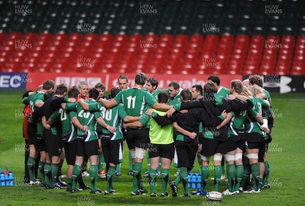 06.11.09 - Wales Rugby Captains Run - Warren Gatland talks to his players in a huddle during training. 