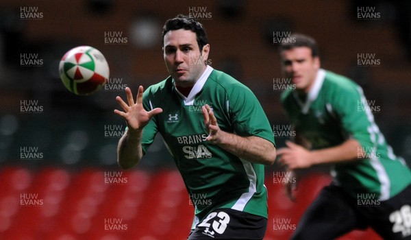 06.11.09 - Wales Rugby Captains Run - Stephen Jones in action during training. 