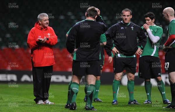 06.11.09 - Wales Rugby Captains Run - Wales head coach Warren Gatland makes a point during training. 
