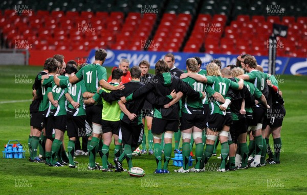 06.11.09 - Wales Rugby Captains Run - Warren Gatland talks to his players in a huddle during training. 