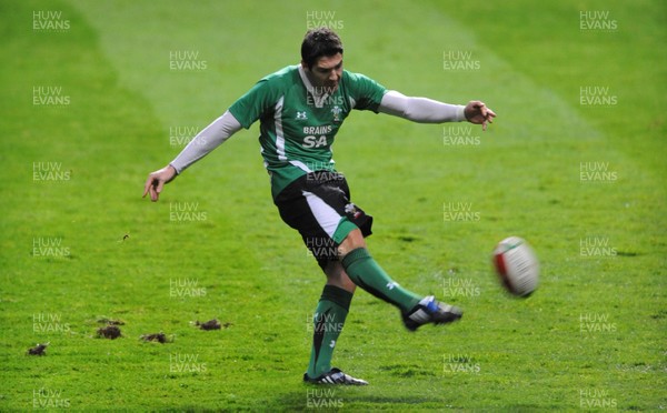 06.11.09 - Wales Rugby Captains Run - James Hook clears during training. 