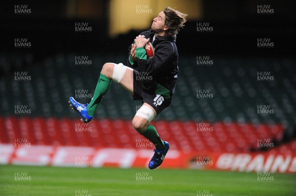 06.11.09 - Wales Rugby Captains Run - Ryan Jones takes high ball during training. 