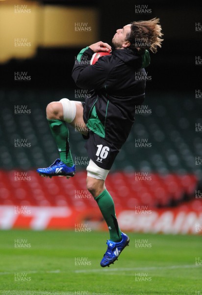 06.11.09 - Wales Rugby Captains Run - Ryan Jones takes high ball during training. 