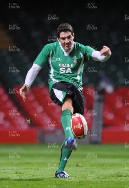 06.11.09 - Wales Rugby Captains Run - James Hook clears during training. 