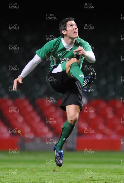 06.11.09 - Wales Rugby Captains Run - James Hook clears during training. 