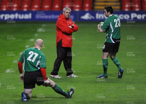 06.11.09 - Wales Rugby Captains Run - Wales head coach Warren Gatland talks to Stephen Jones during training. 