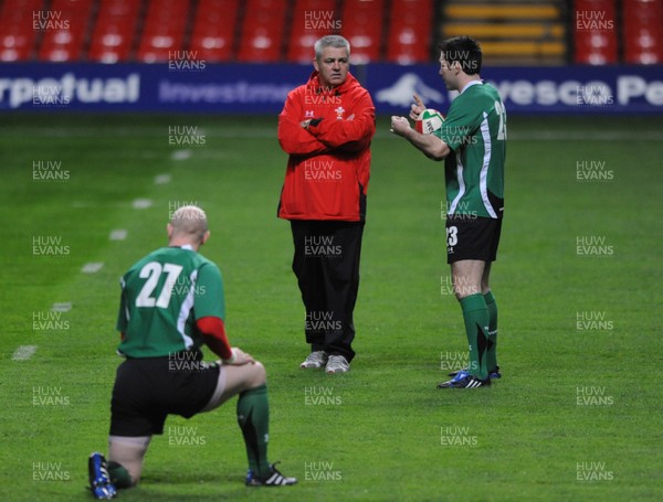06.11.09 - Wales Rugby Captains Run - Wales head coach Warren Gatland talks to Stephen Jones during training. 
