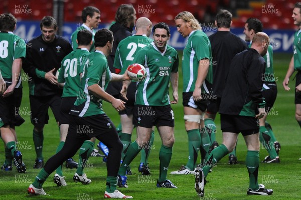 06.11.09 - Wales Rugby Captains Run - Stephen Jones in action during training. 