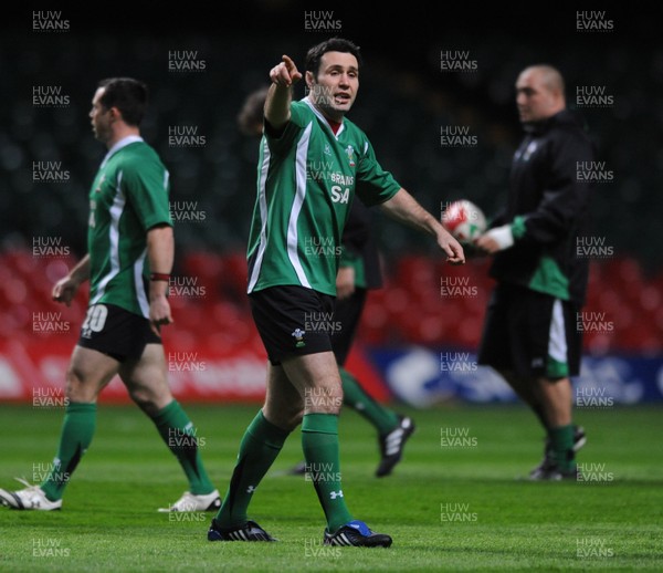06.11.09 - Wales Rugby Captains Run - Stephen Jones makes a point during training. 