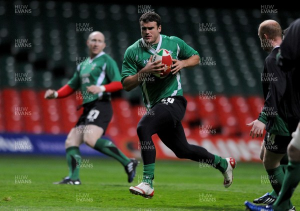 06.11.09 - Wales Rugby Captains Run - Jamie Roberts with Tom Shanklin in support during training. 