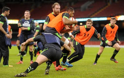 061114 - Wales Rugby Training -Taulupe Faletau during training