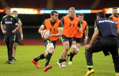 061114 - Wales Rugby Training -Sam Warburton during training