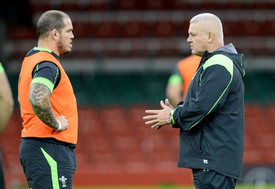 061114 - Wales Rugby Training -Warren Gatland talks to Paul James during training