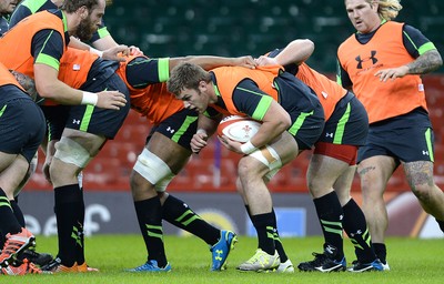 061114 - Wales Rugby Training -Dan Lydiate during training