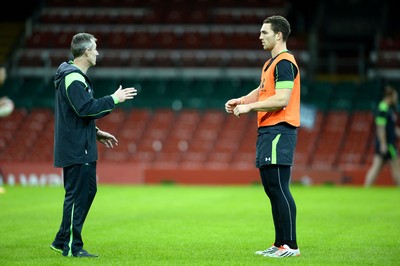 061114 - Wales Rugby Training -Rob Howley and George North during training