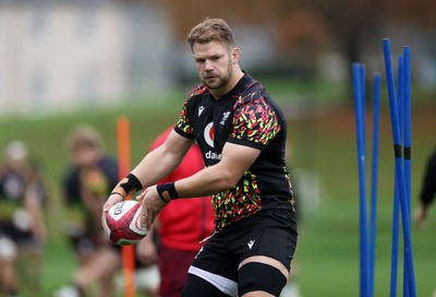 061125 - Wales Rugby Training in the week leading up to their first Quilter Nations Series game against Argentina - Olly Cracknell during training