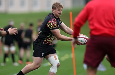 061125 - Wales Rugby Training in the week leading up to their first Quilter Nations Series game against Argentina - Jac Morgan during training