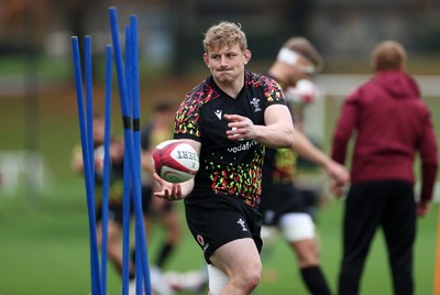 061125 - Wales Rugby Training in the week leading up to their first Quilter Nations Series game against Argentina - Jac Morgan during training