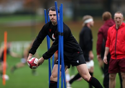 061125 - Wales Rugby Training in the week leading up to their first Quilter Nations Series game against Argentina - Tom Rogers during training