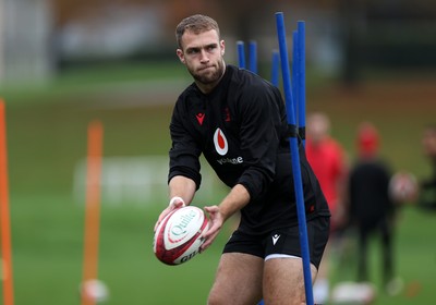061125 - Wales Rugby Training in the week leading up to their first Quilter Nations Series game against Argentina - Max Llewellyn during training