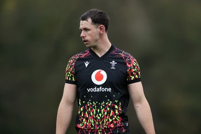 061125 - Wales Rugby Training in the week leading up to their first Quilter Nations Series game against Argentina - Tom Rogers during training