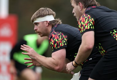 061125 - Wales Rugby Training in the week leading up to their first Quilter Nations Series game against Argentina - Aaron Wainwright during training