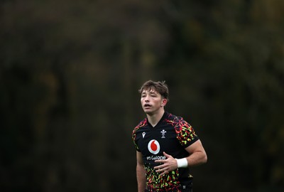 061125 - Wales Rugby Training in the week leading up to their first Quilter Nations Series game against Argentina - Dan Edwards during training