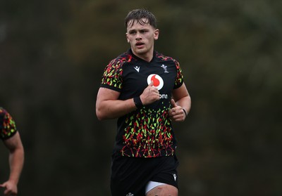 061125 - Wales Rugby Training in the week leading up to their first Quilter Nations Series game against Argentina - Alex Mann during training