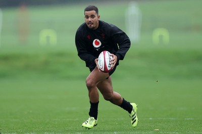 061125 - Wales Rugby Training in the week leading up to their first Quilter Nations Series game against Argentina - Ben Thomas during training