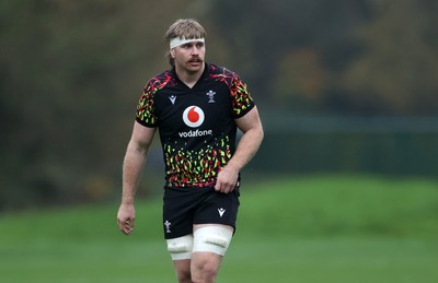 061125 - Wales Rugby Training in the week leading up to their first Quilter Nations Series game against Argentina - Aaron Wainwright during training