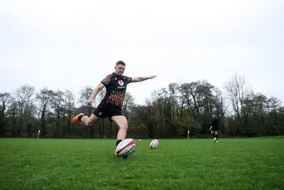 061125 - Wales Rugby Training in the week leading up to their first Quilter Nations Series game against Argentina - Callum Sheedy during training