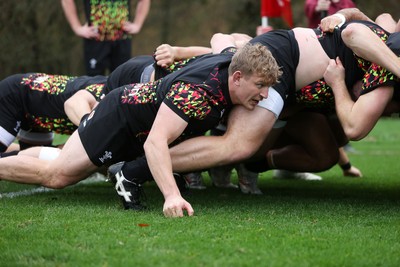 061125 - Wales Rugby Training in the week leading up to their first Quilter Nations Series game against Argentina - Jac Morgan during training