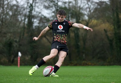 061125 - Wales Rugby Training in the week leading up to their first Quilter Nations Series game against Argentina - Dan Edwards during training
