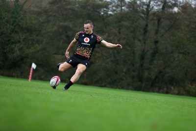 061125 - Wales Rugby Training in the week leading up to their first Quilter Nations Series game against Argentina - Jarrod Evans during training