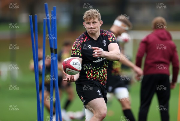 061125 - Wales Rugby Training in the week leading up to their first Quilter Nations Series game against Argentina - Jac Morgan during training