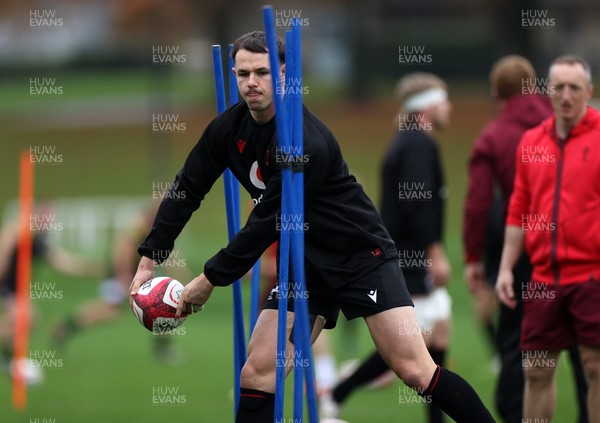 061125 - Wales Rugby Training in the week leading up to their first Quilter Nations Series game against Argentina - Tom Rogers during training