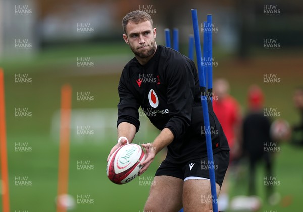 061125 - Wales Rugby Training in the week leading up to their first Quilter Nations Series game against Argentina - Max Llewellyn during training