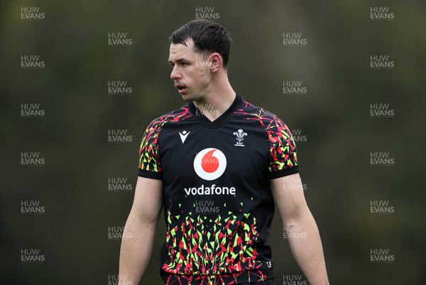 061125 - Wales Rugby Training in the week leading up to their first Quilter Nations Series game against Argentina - Tom Rogers during training